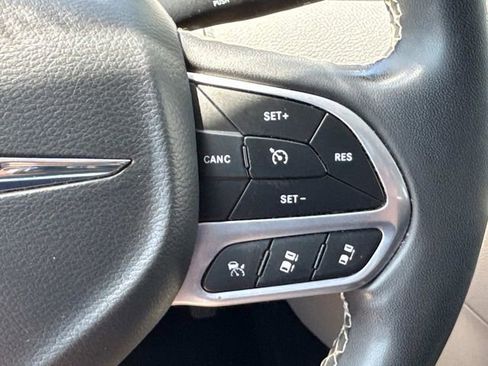 Used 2023 Chrysler Pacifica Touring-L FWD image 28