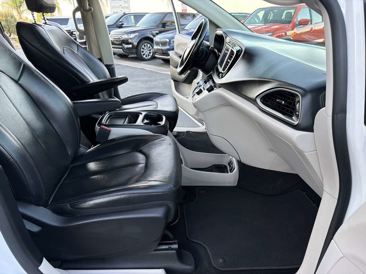 Used 2019 Chrysler Pacifica Touring-L FWD image 20