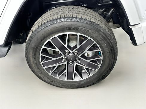 Used 2023 Jeep Wrangler Unlimited Sahara AWD/4WD image 11