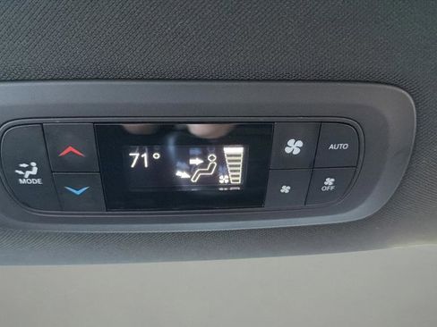 Used 2025 Chrysler Pacifica Select image 22