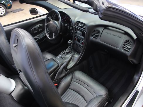 Used 2002 Chevrolet Corvette Convertible w/ Preferred Equipment Group1 image 6