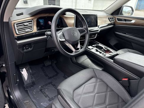 Used 2024 Volkswagen Atlas SE image 2