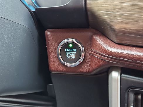 Used 2024 Ford Expedition Limited image 16