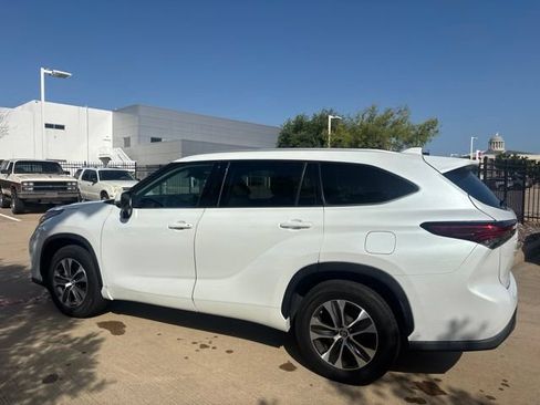 Used 2022 Toyota Highlander XLE FWD image 8