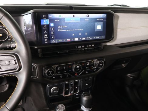 Used 2024 Jeep Gladiator Sport AWD/4WD image 5