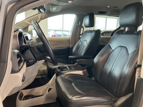 Used 2018 Chrysler Pacifica Touring-L w/ Advanced Safetytec Group image 10