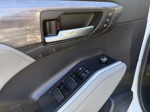 Used 2021 Toyota Highlander Limited image 18