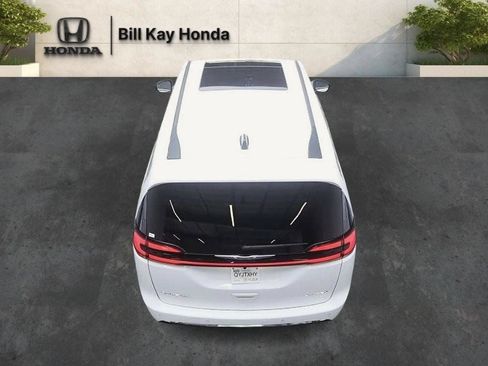 Used 2026 Chrysler Pacifica Limited FWD image 8