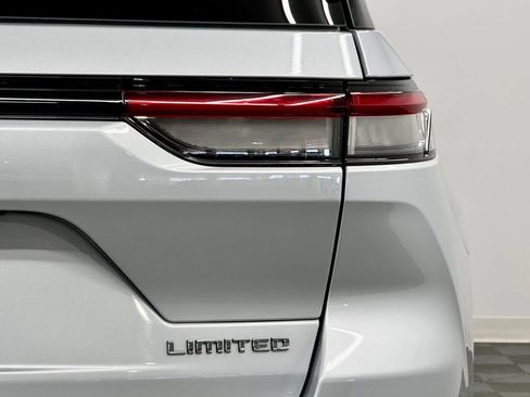 Used 2023 Jeep Grand Cherokee Limited w/ Luxury Tech Group II image 12