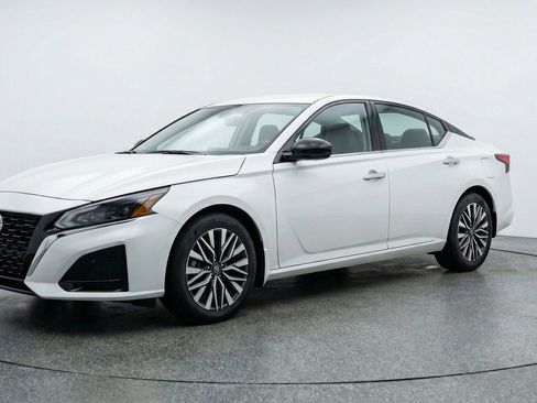 Used 2025 Nissan Altima 2.5 SV image 3