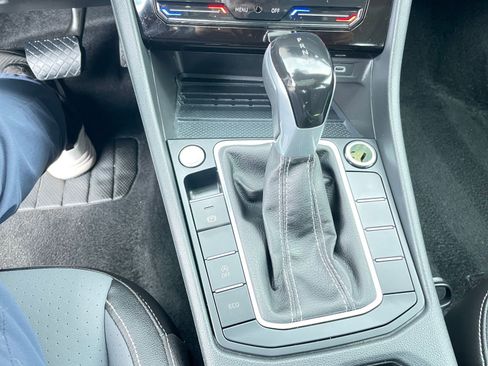 Used 2025 Volkswagen Jetta SE image 41