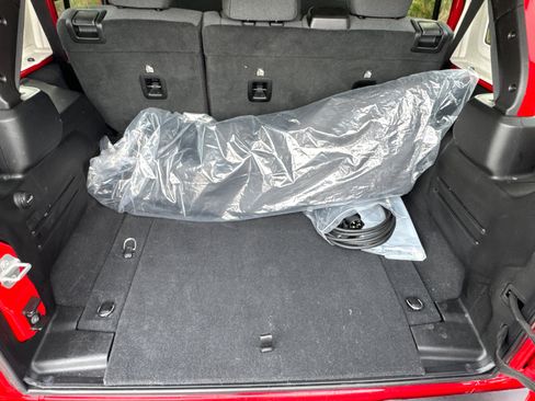 Used 2025 Jeep Wrangler Sahara image 19