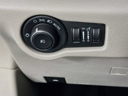 Used 2024 Chrysler Pacifica Touring-L FWD image 10