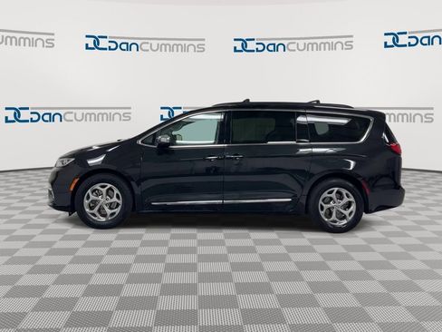 Used 2023 Chrysler Pacifica Limited FWD image 5