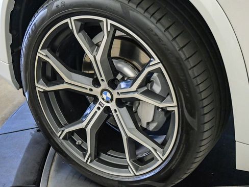 Certified 2022 BMW X5 xDrive40i w/ M Sport Package AWD/4WD image 9