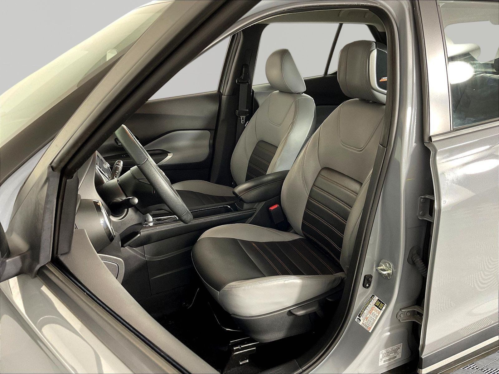 Used 2024 Nissan Kicks SR w/ SR Premium Package FWD image 21