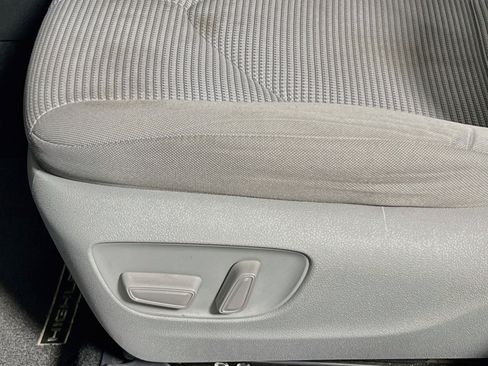 Used 2021 Toyota Highlander LE FWD image 15