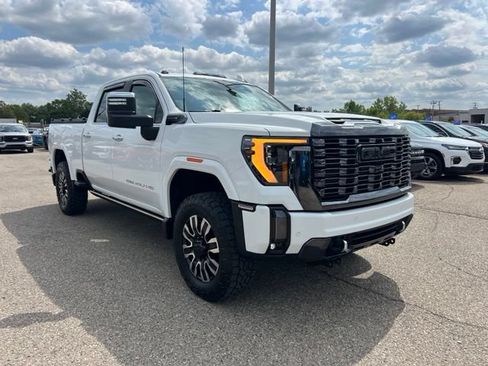 Used 2024 GMC Sierra 3500 Denali Ultimate AWD/4WD image 3