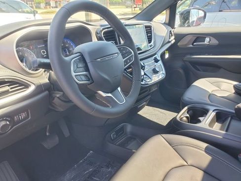 New 2027 Chrysler Pacifica Select AWD/4WD image 11