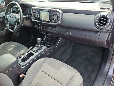 Used 2018 Toyota Tacoma TRD Off-Road AWD/4WD image 33