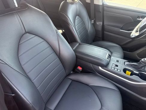 Used 2023 Toyota Highlander XLE FWD image 16
