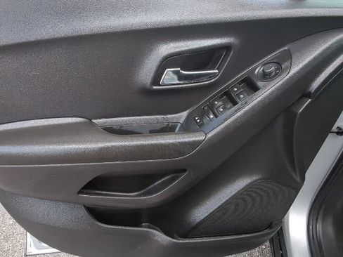 Used 2021 Chevrolet Trax LT w/ Premium Seat Package AWD/4WD image 22