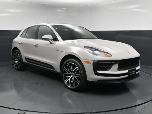Certified 2025 Porsche Macan AWD/4WD image 12