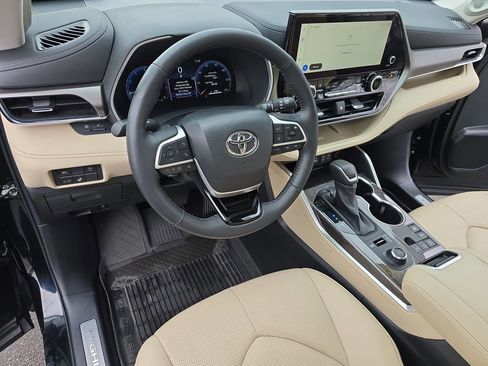 Used 2024 Toyota Highlander Limited image 18