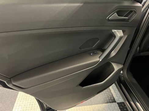 Used 2018 Volkswagen Tiguan SE w/ Panoramic Sunroof Package FWD image 17