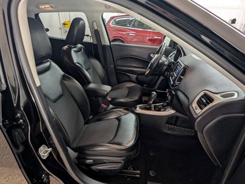 Used 2018 Jeep Compass Latitude w/ Cold Weather Group AWD/4WD image 19