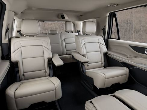New 2027 Lincoln Navigator Premiere RWD image 11