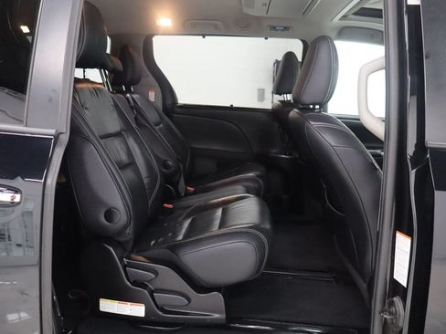 Used 2017 Toyota Sienna SE Premium FWD image 19