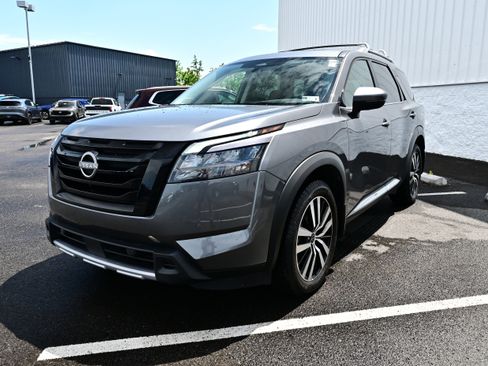 Certified 2025 Nissan Pathfinder Platinum w/ Black Appearance Package AWD/4WD image 4