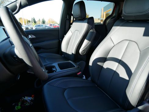 New 2026 Chrysler Pacifica Select image 9
