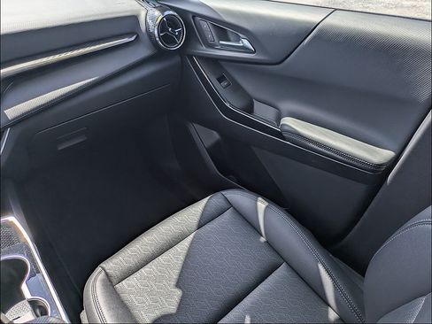 Used 2025 Chevrolet Equinox LT w/ Convenience Package II FWD image 17