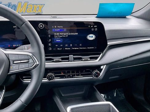 Used 2025 Chevrolet Equinox LT AWD/4WD image 13