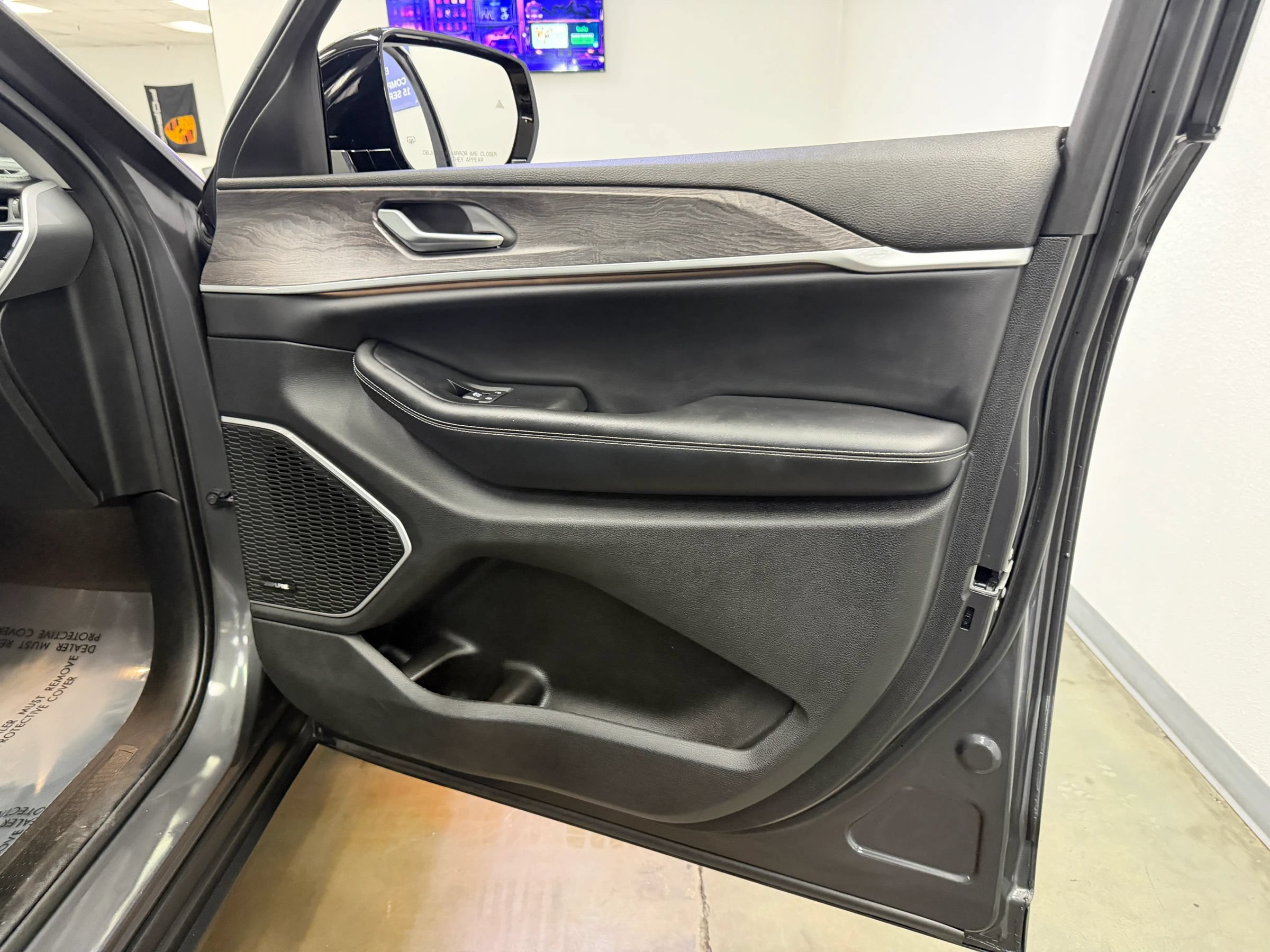 Used 2023 Jeep Grand Cherokee 4WD 4xe image 23