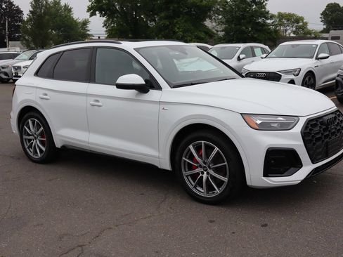 Used 2024 Audi Q5 e Premium Plus w/ Premium Plus Package image 3