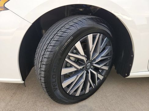 Used 2025 Nissan Altima 2.5 SV FWD image 31