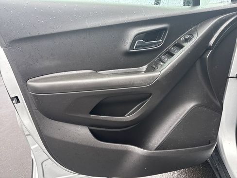 Used 2018 Chevrolet Trax LT w/ LT Convenience Package image 12