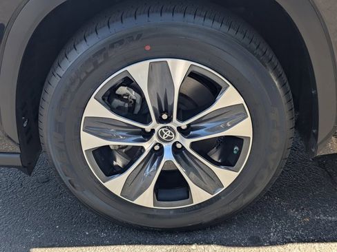 Used 2023 Toyota Highlander XLE image 11