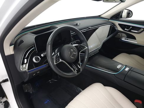 Used 2025 Mercedes-Benz E 350 4MATIC Sedan image 9