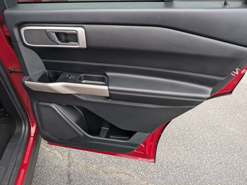 Used 2022 Ford Explorer XLT image 31