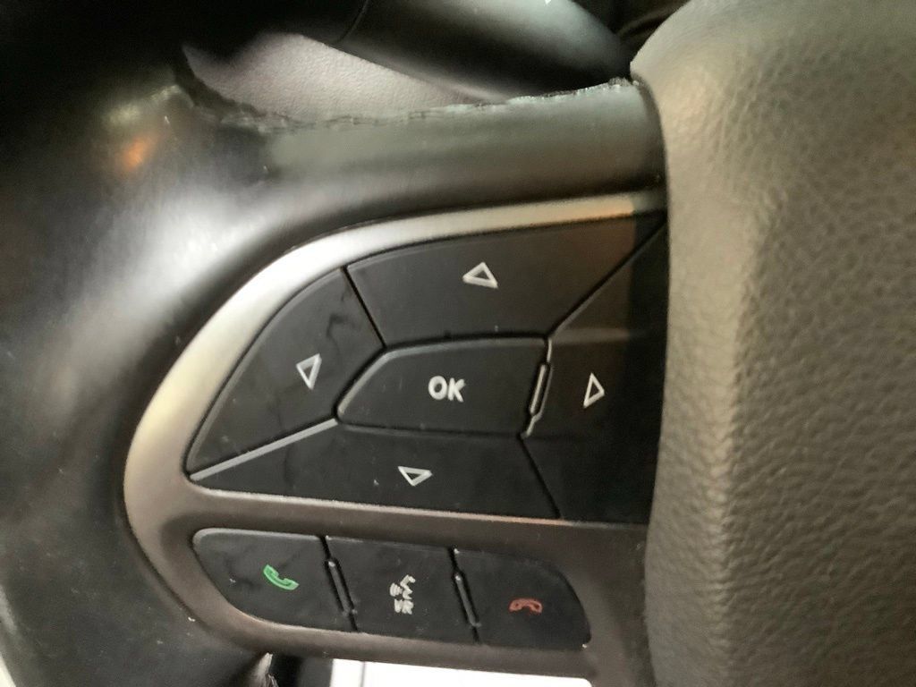 Used 2019 Jeep Cherokee Limited AWD/4WD image 28
