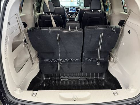 Used 2023 Chrysler Pacifica Touring-L FWD image 25