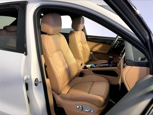 Certified 2026 Porsche Macan image 18