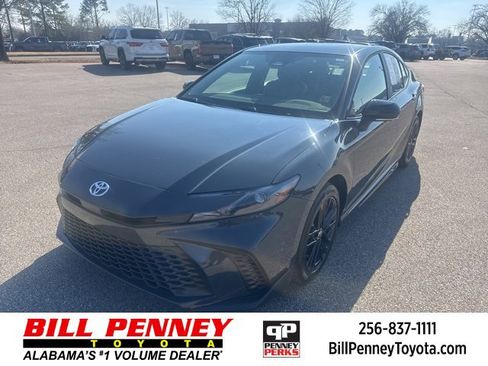 Used 2025 Toyota Camry SE image 1