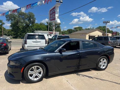 Used 2019 Dodge Charger SXT image 2