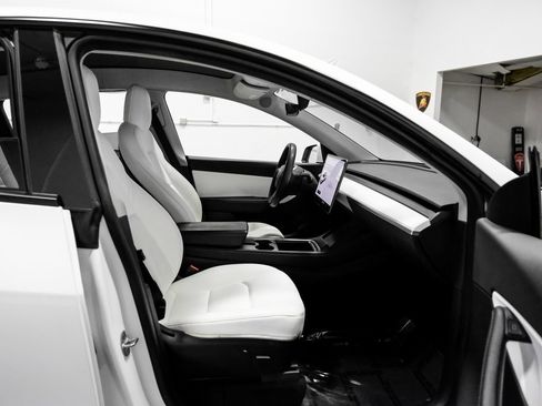 Used 2022 Tesla Model Y Long Range image 29