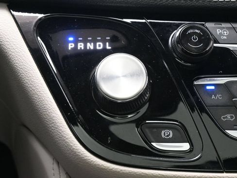 Used 2024 Chrysler Pacifica Limited w/ Uconnect Theater Family Group FWD image 20